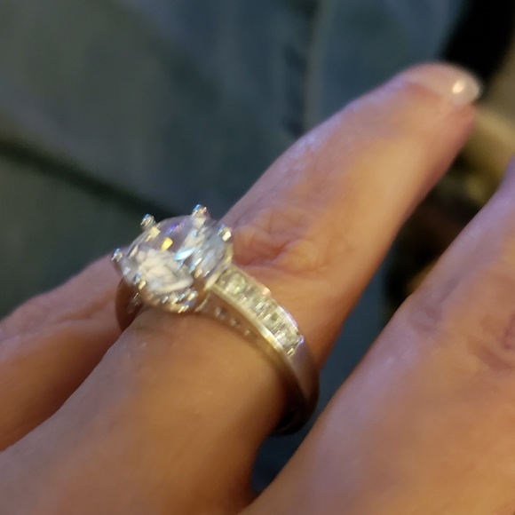 Engagement ring - Picture 2 of 3